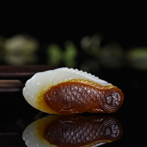 俏色山流水料和田白玉年年有余吊坠