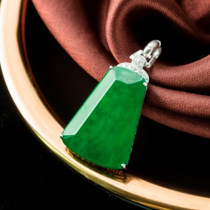 18K冰种翠绿翡翠无事牌吊坠