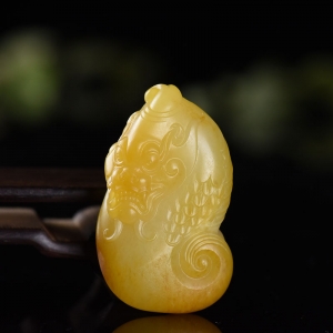 籽料和田玉黄沁鱼化龙吊坠