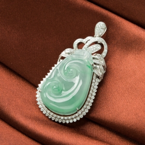 18K糯冰种飘翠翡翠如意吊坠