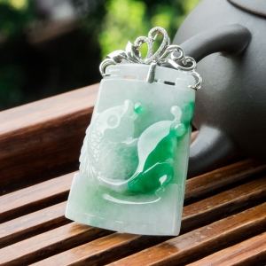 18K糯冰种飘翠翡翠年年有余吊坠