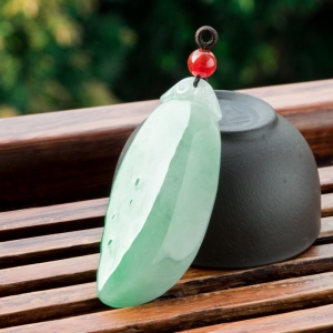 糯冰种飘翠翡翠福瓜吊坠