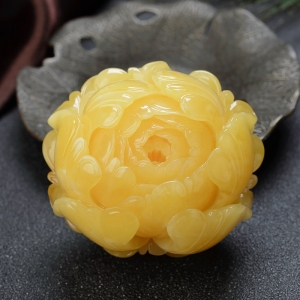 鸡油黄蜜蜡牡丹花吊坠