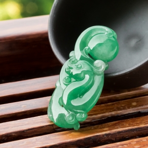 糯冰种翠绿翡翠龙凤呈祥吊坠