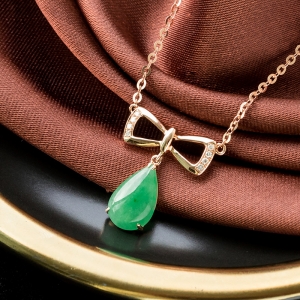 18K糯冰种翠绿翡翠项链