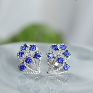 18K矢车菊蓝蓝宝石耳钉