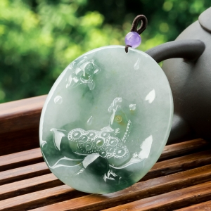 糯冰种飘花翡翠年年有余吊坠
