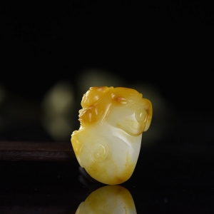 籽料和田玉黄沁童子带福吊坠