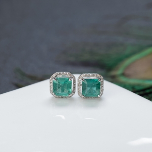 18K鲜绿祖母绿耳钉