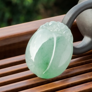 糯冰种飘翠翡翠寿桃吊坠