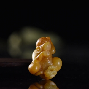 籽料和田玉黄沁一夜封侯吊坠