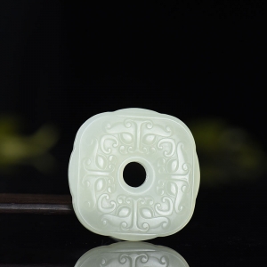 籽料和田白玉守护吊坠