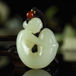 山料和田黄玉贵人吊坠