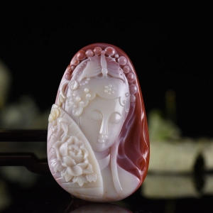 俏色南红花旦吊坠