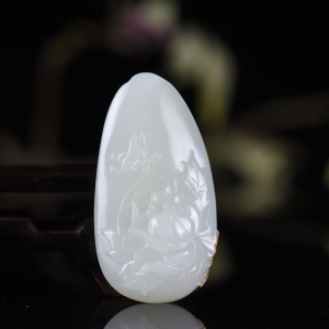 籽料和田白玉蝶恋花吊坠