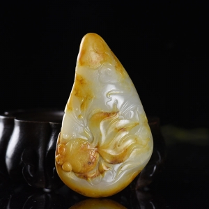 籽料和田白玉年年有余手把件