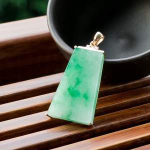18K糯冰种飘翠翡翠无事牌吊坠