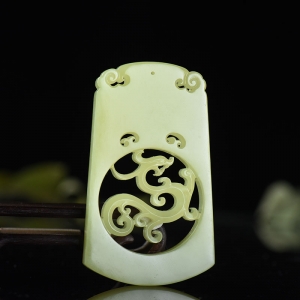 山料和田黄玉龙牌吊坠