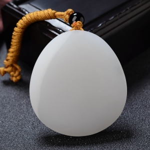 山料和田羊脂白玉随形吊坠