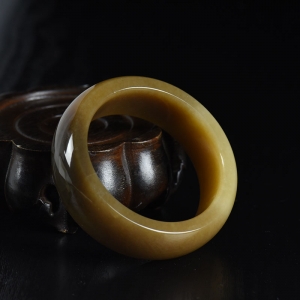 56mm山料和田糖玉手镯