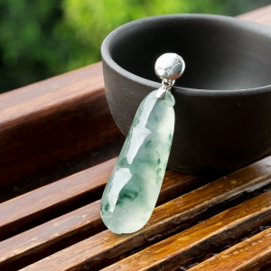 18K冰种飘花翡翠福豆吊坠