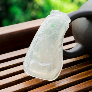 冰种飘翠翡翠梅花鹿吊坠