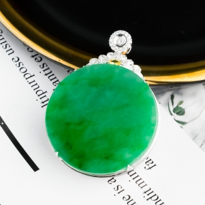 18K冰种翠绿翡翠吊坠