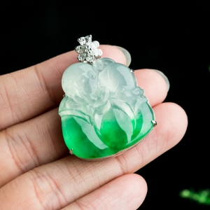 18K冰种飘翠翡翠童趣吊坠