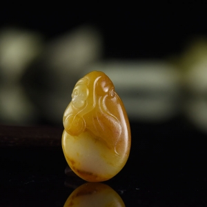 籽料和田玉黄沁代代封侯吊坠