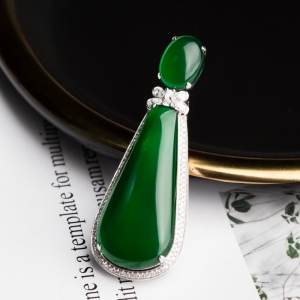 18K冰种翠绿翡翠吊坠