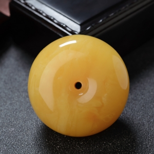 鸡油黄蜜蜡平安扣吊坠