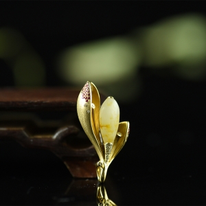 19K籽料和田玉玉兰花吊坠