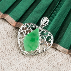 18K糯冰种飘翠翡翠吊坠