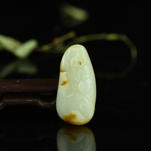籽料和田白玉荷塘清趣吊坠