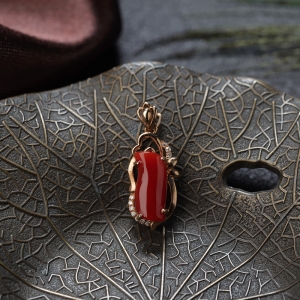18K阿卡牛血红珊瑚随形吊坠