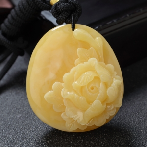 鸡油黄蜜蜡牡丹花吊坠