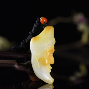 籽料和田玉黄沁济公吊坠