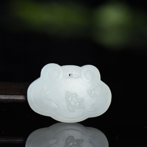 山料和田白玉年年有余平安锁吊坠