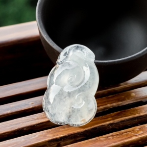 糯冰种翡翠如意吊坠