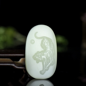 籽料和田白玉老虎吊坠