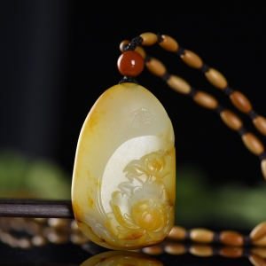 籽料和田玉黄沁花开富贵吊坠