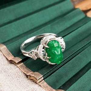 18K糯冰种翠绿翡翠貔貅戒指