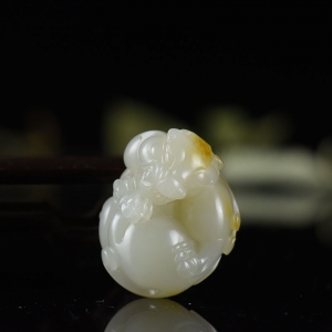 籽料和田白玉貔貅吊坠