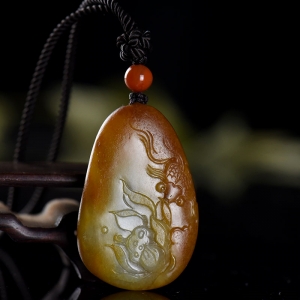 籽料和田玉黄沁年年有余吊坠
