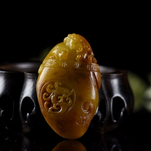 籽料和田玉黄沁府上有龙吊坠