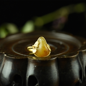 18K籽料和田玉原石银杏戒指