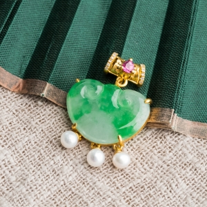 18K糯冰种飘翠翡翠如意吊坠