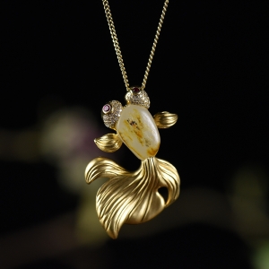 18K籽料和田玉年年有余吊坠