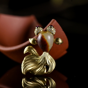 18K籽料和田玉年年有余吊坠