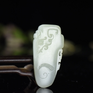 籽料和田白玉仿古龙佩吊坠